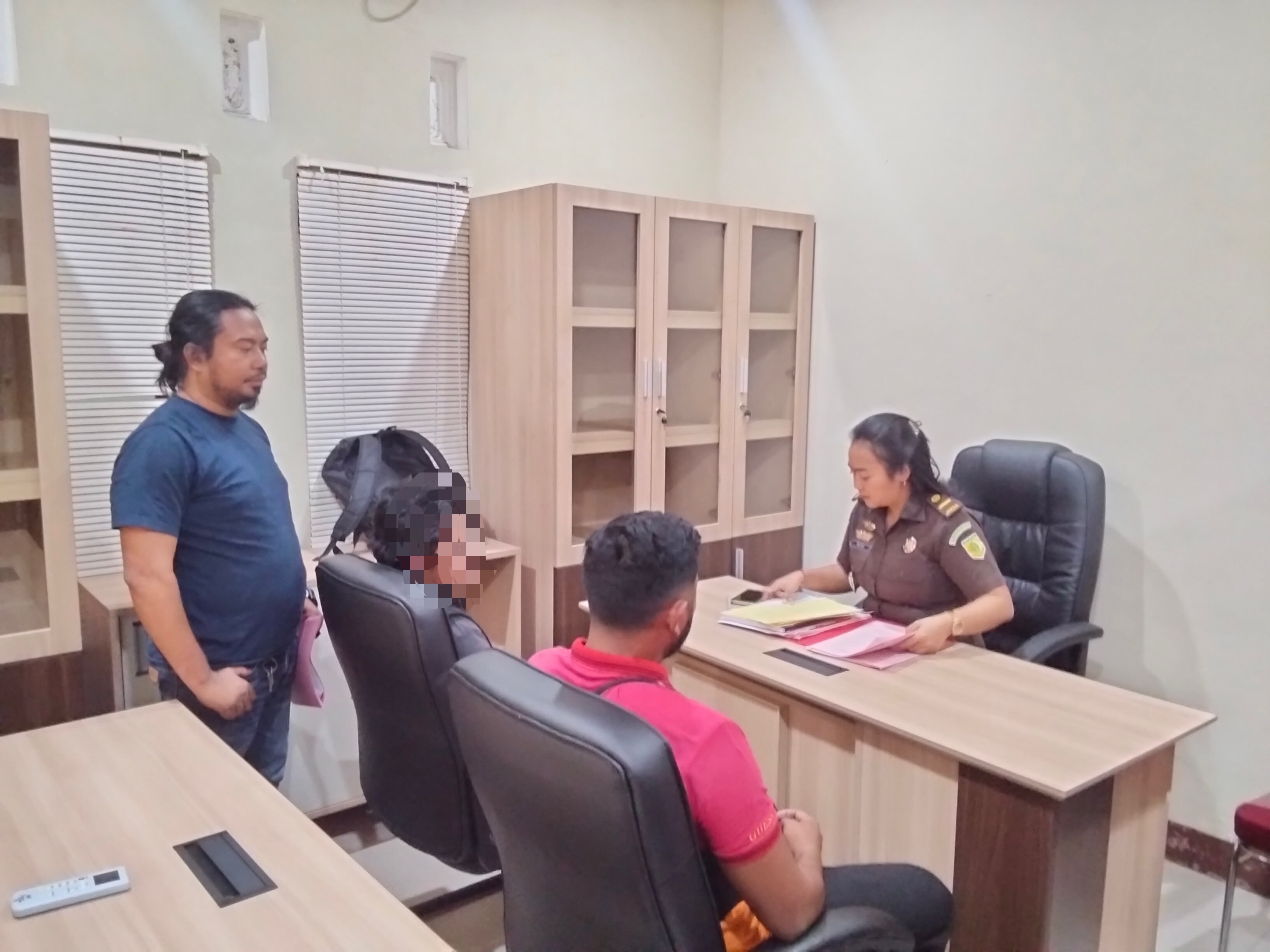 Polsek Manggelewa Serahkan Tersangka dan Barang Bukti Kasus Pengancaman dan Kepemilikan Sajam Tanpa Hak ke Kejaksaan Negeri Dompu Rabu, 08 Juli 2026.